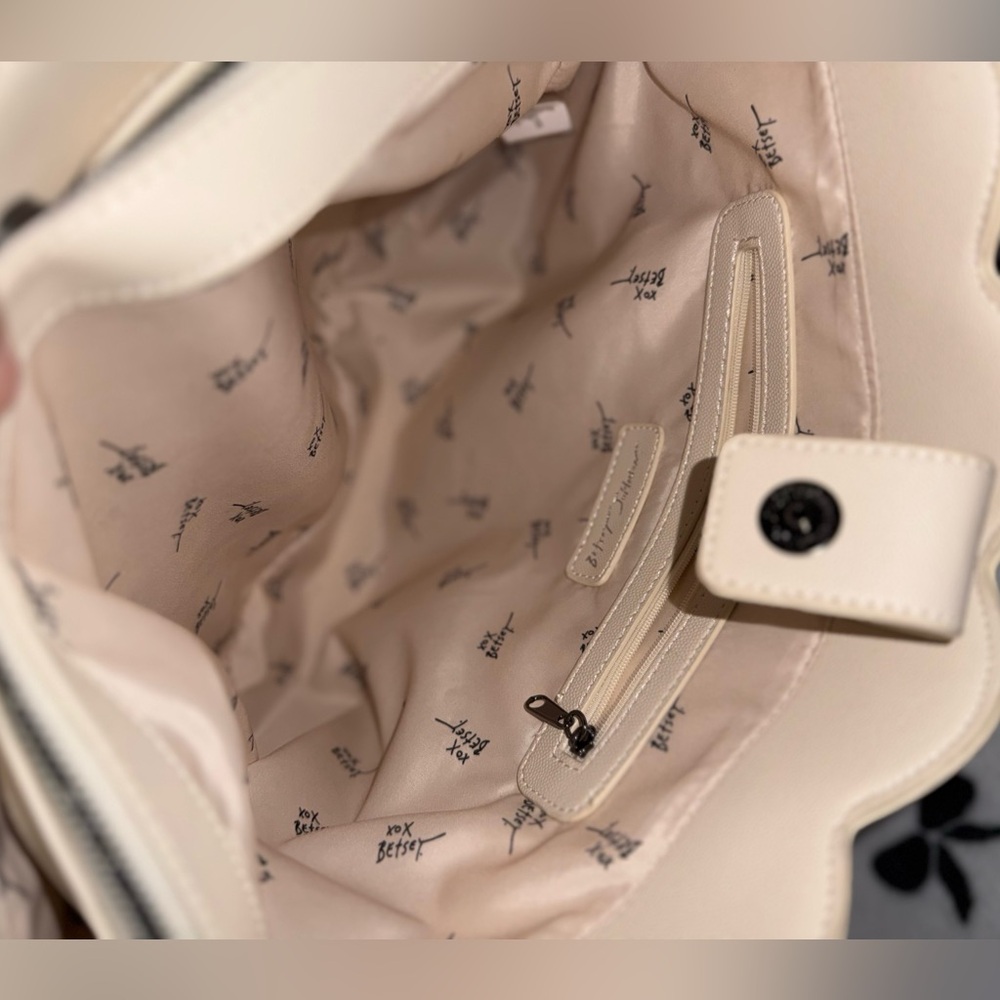 Betsey Johnson XO Tote Chalk Cream Shoulder Bag w/ Removable Heart Pouch - Picture 7 of 9